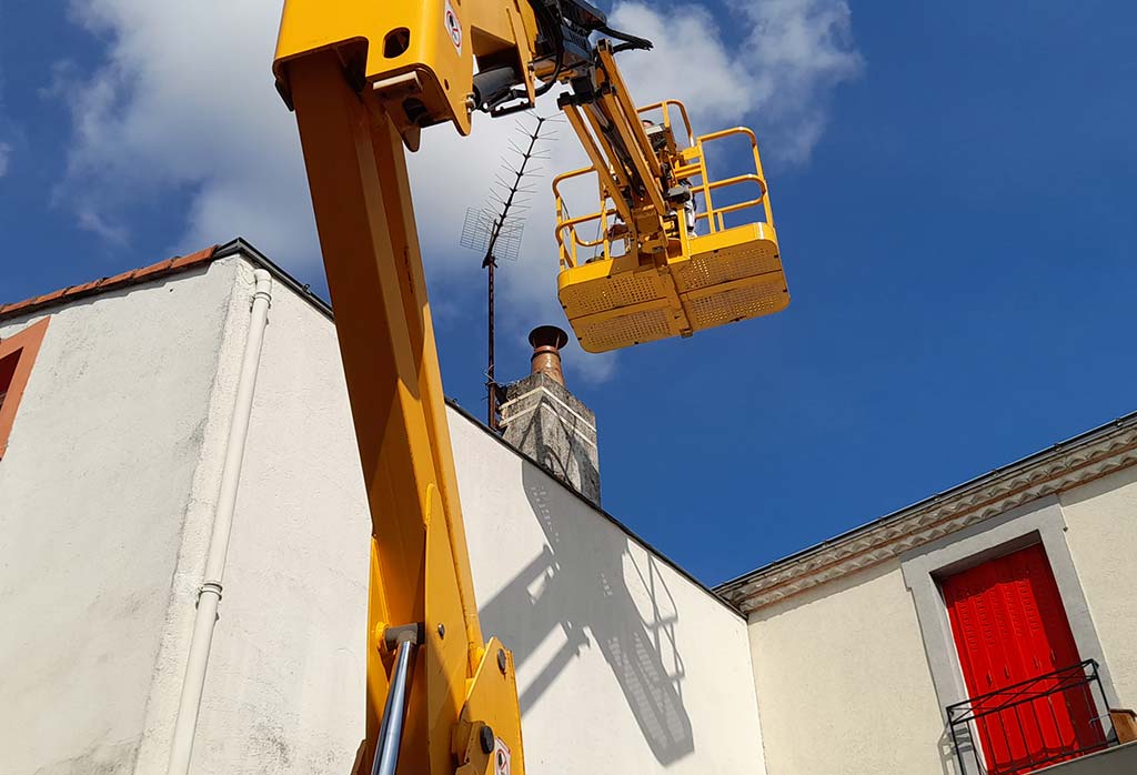 Engin de chantier de rénovation de peinture extérieure sur une façade à Nantes