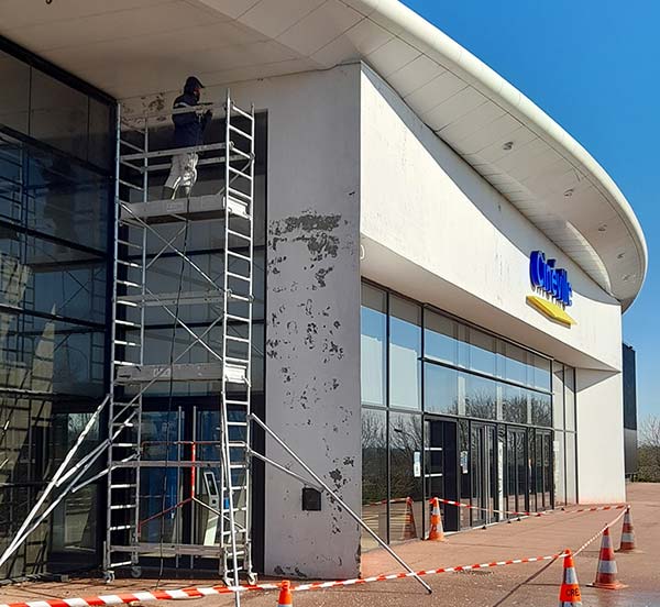 Chantier de rénovation de la façade du cinéma Cinéville en Bretagne