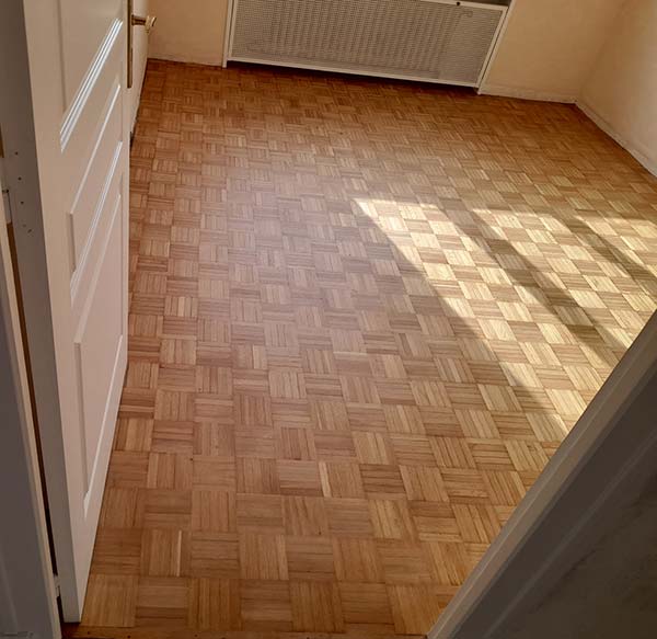 Parquet massif en mosaïque posé par des professionnels du bâtiment à Nantes